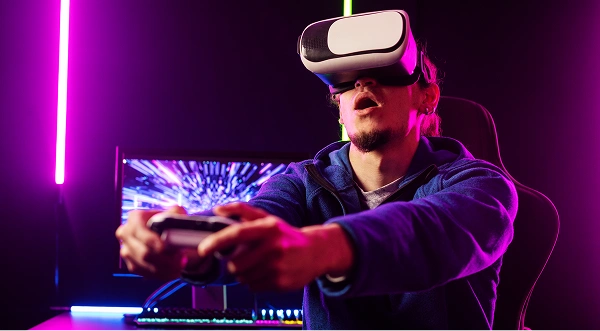 Gracz z zestawem VR gra w wciągającą grę w neonowo oświetlonym pomieszczeniu
